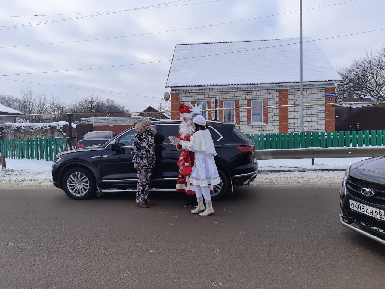 Дед Мороз и Снегурочка поздравляли грязинских водителей с наступающим Новым  годом | 30.12.2021 | Грязи - БезФормата